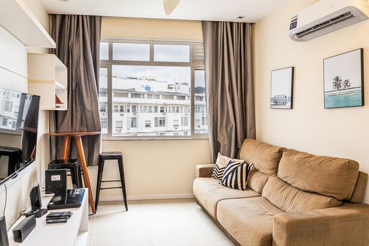 Sala de estar elegantemente projetada com móveis modernos em um apartamento no Building Rua Senador Vergueiro - yes-temporada - 1253337 - RIO em Flamengo, Rio de Janeiro