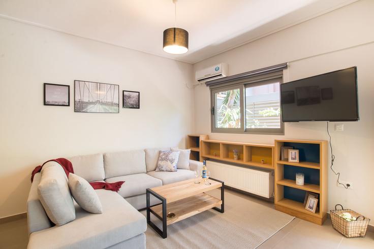 East Athens, Athens에 위치한 Building Eleftheriou Venizelou - yestayhomes - 1017636 - ATH 유닛의 세련된 인테리어가 돋보이는 거실 East Athens, Athens에 위치한 Building Eleftheriou Venizelou - yestayhomes - 1017636 - ATH 유닛의 세련된 인테리어가 돋보이는 거실
