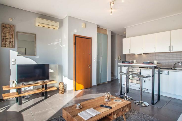 South Athens, Athens에 위치한 Building Agamemnonos - yestayhomes - 1017763 - ATH 유닛의 세련된 인테리어가 돋보이는 거실 South Athens, Athens에 위치한 Building Agamemnonos - yestayhomes - 1017763 - ATH 유닛의 세련된 인테리어가 돋보이는 거실