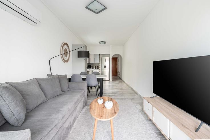 Building Leoforos Vasileos Pavlou - yestayhomes - 1050101 - ATH adresindeki bir dairede modern mobilyalarla zarif bir şekilde tasarlanmış oturma odası East Athens, Athens Building Leoforos Vasileos Pavlou - yestayhomes - 1050101 - ATH adresindeki bir dairede modern mobilyalarla zarif bir şekilde tasarlanmış oturma odası East Athens, Athens