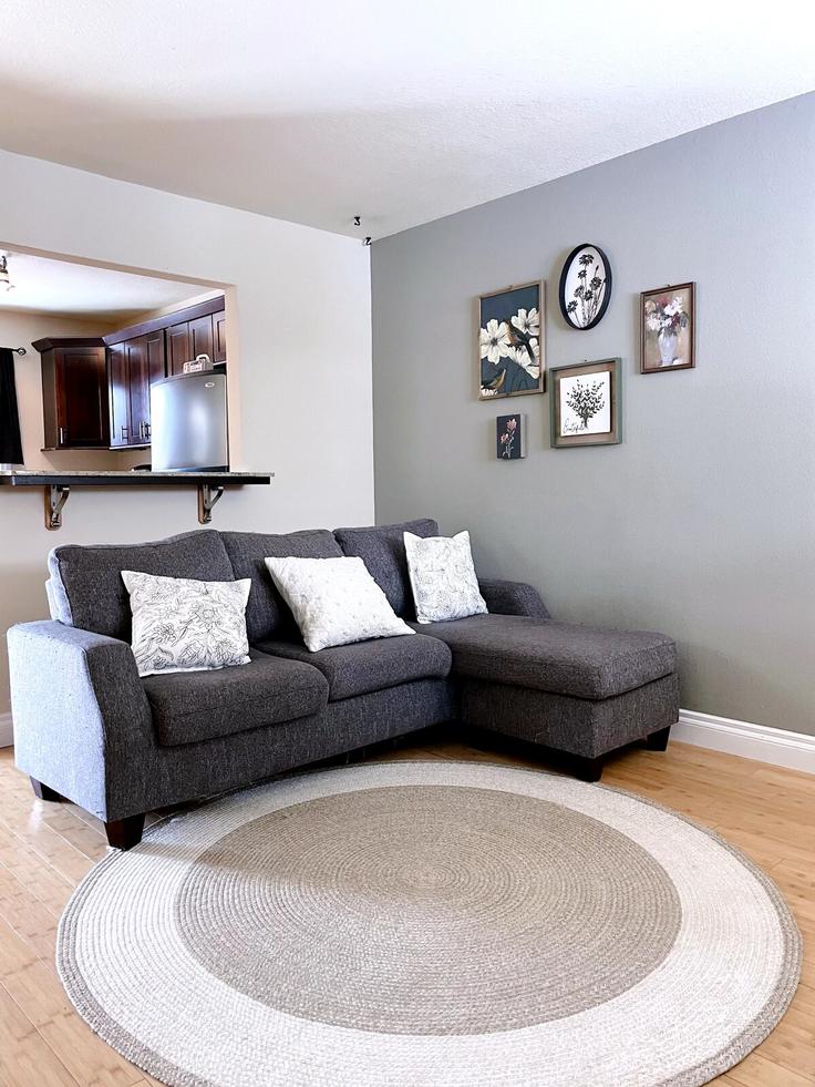 Elegante sala de estar con mobiliario moderno en un apartamento en Building West 13th Avenue - yg-property-management - 1284535 en Anchorage, Anchorage