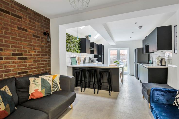 Elegante sala de estar con mobiliario moderno en un apartamento en Building Bolingbroke Road - yoko-property - 1250254 - LON en Coventry, Coventry