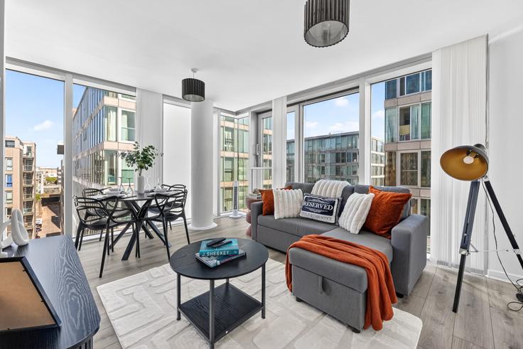 Building Mortimer Square - yoko-property - 1250146 - LON adresindeki bir dairede modern mobilyalarla zarif bir şekilde tasarlanmış oturma odası Milton Keynes, Milton Keynes Building Mortimer Square - yoko-property - 1250146 - LON adresindeki bir dairede modern mobilyalarla zarif bir şekilde tasarlanmış oturma odası Milton Keynes, Milton Keynes