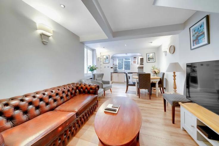 London Borough of Hammersmith and Fulham, London에 위치한 Building Perham Road - yoko-property - 1459454 유닛의 세련된 인테리어가 돋보이는 거실 London Borough of Hammersmith and Fulham, London에 위치한 Building Perham Road - yoko-property - 1459454 유닛의 세련된 인테리어가 돋보이는 거실
