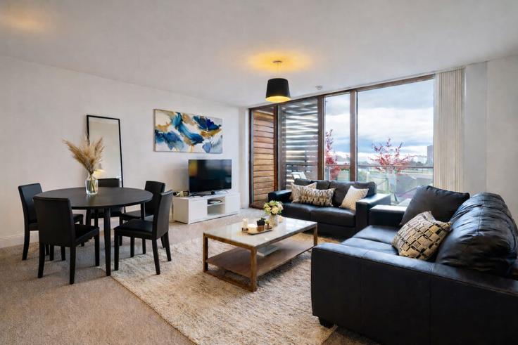 Elegante sala de estar con mobiliario moderno en un apartamento en Building South Fifth Street - yoko-property - 1462673 en Milton Keynes, Milton Keynes