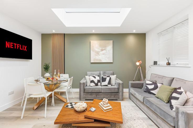 Elegant gestaltetes Wohnzimmer mit moderner Einrichtung in einer Wohnung im Building Freehold Street - yoko-property - 1472477 in Northampton, Northampton