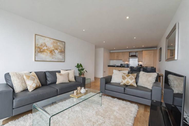 Elegante sala de estar con mobiliario moderno en un apartamento en Building Lower Twelfth Street - yoko-property - 1494895 en Milton Keynes, Milton Keynes Elegante sala de estar con mobiliario moderno en un apartamento en Building Lower Twelfth Street - yoko-property - 1494895 en Milton Keynes, Milton Keynes