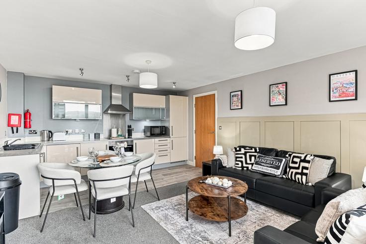 Salle de séjour élégante avec mobilier moderne dans un appartement à Building South Row - yoko-property - 1629783 à Milton Keynes, Milton Keynes Salle de séjour élégante avec mobilier moderne dans un appartement à Building South Row - yoko-property - 1629783 à Milton Keynes, Milton Keynes