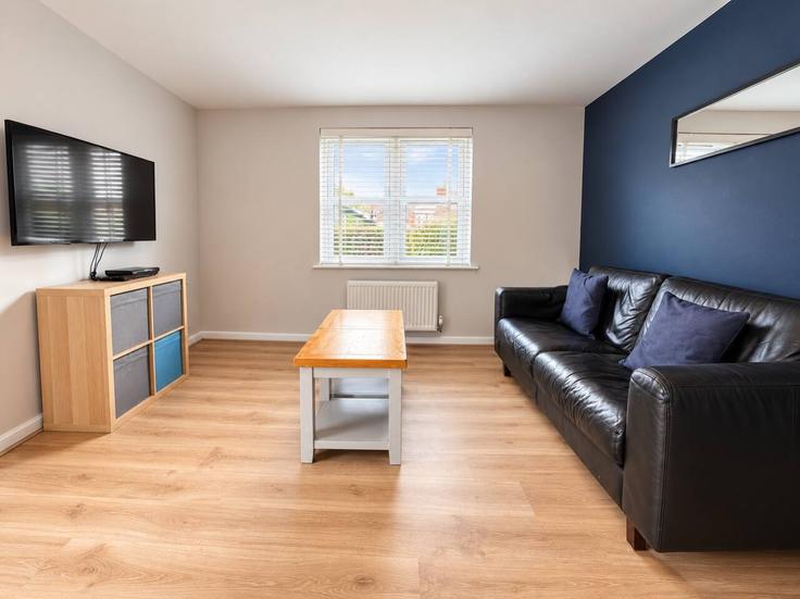 Elegante sala de estar con mobiliario moderno en un apartamento en Building Martell Drive - yoko-property - 1695222 en Bedford, Bedford
