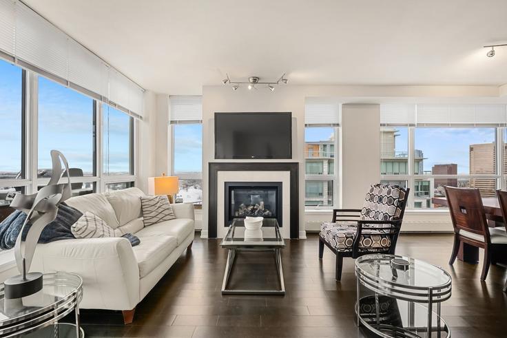 Calgary, Calgary에 위치한 Building Riverfront Avenue Southwest - your-key-rental-management - 1390604 유닛의 세련된 인테리어가 돋보이는 거실