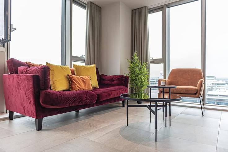 Elegante sala de estar con mobiliario moderno en un apartamento en Building Princess Dock - your-perfect-stay - 1475981 en Liverpool, Liverpool
