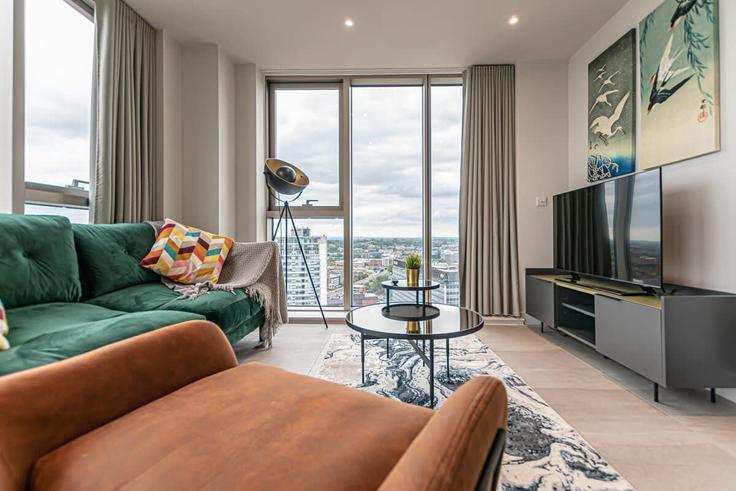 Sala de estar elegantemente projetada com móveis modernos em um apartamento no Building Princess Dock - your-perfect-stay - 1475987 em Liverpool, Liverpool