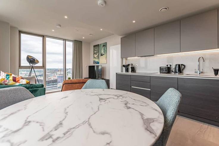 Elegante sala de estar con mobiliario moderno en un apartamento en Building William Jessop Way - your-perfect-stay - 1475918 en Liverpool, Liverpool