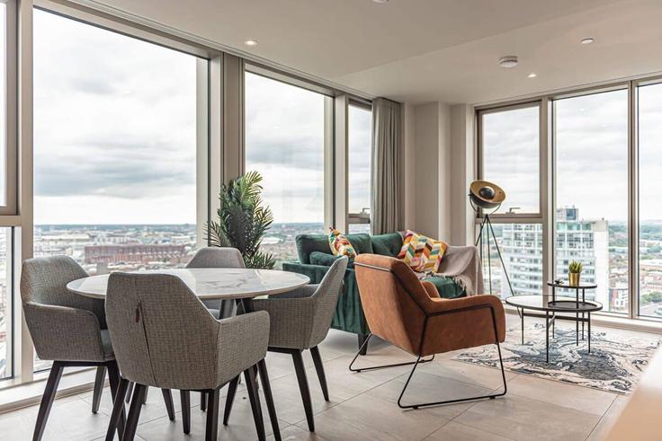 Elegante sala de estar con mobiliario moderno en un apartamento en Building William Jessop Way - your-perfect-stay - 1475939 en Liverpool, Liverpool