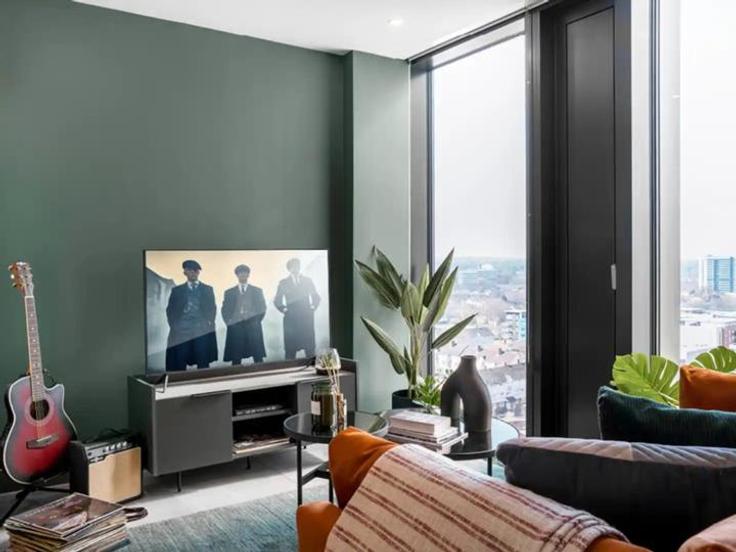 Birmingham Birmingham DistrictのBuilding Broad Street - your-perfect-stay - 1475915のアパートメントにある、モダンな家具を備えたエレガントなデザインのリビングルーム