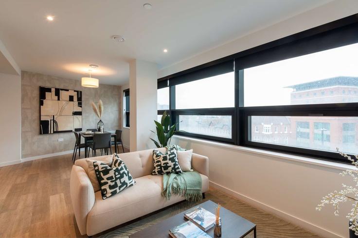 Birmingham Birmingham DistrictのBuilding Great Charles Street Queensway - your-perfect-stay - 1475980のアパートメントにある、モダンな家具を備えたエレガントなデザインのリビングルーム Birmingham Birmingham DistrictのBuilding Great Charles Street Queensway - your-perfect-stay - 1475980のアパートメントにある、モダンな家具を備えたエレガントなデザインのリビングルーム