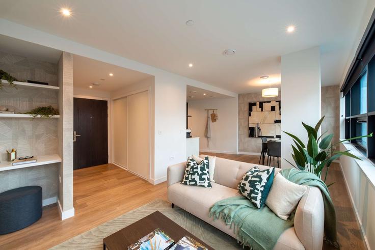 Elegant gestaltetes Wohnzimmer mit moderner Einrichtung in einer Wohnung im Building Great Charles Street Queensway - your-perfect-stay - 1475994 in Birmingham District, Birmingham