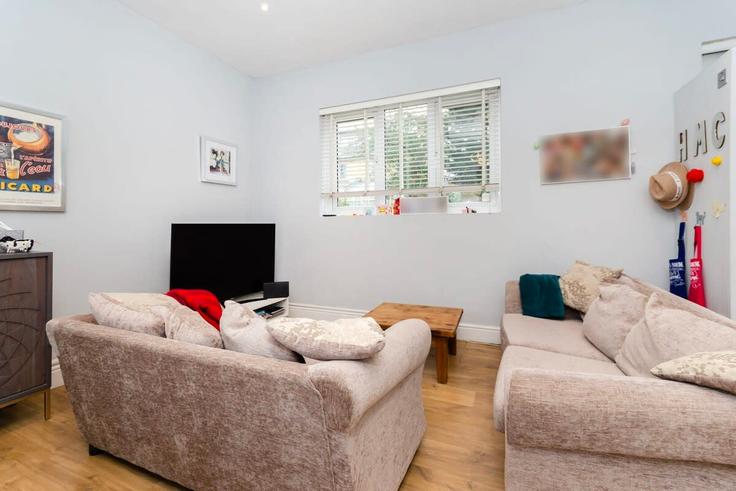 Sala de estar elegantemente projetada com móveis modernos em um apartamento no Building Saint Margarets Road - yourairhost-guesty - 1021625 em London Borough of Richmond upon Thames, Twickenham Sala de estar elegantemente projetada com móveis modernos em um apartamento no Building Saint Margarets Road - yourairhost-guesty - 1021625 em London Borough of Richmond upon Thames, Twickenham