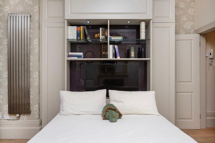 Sala de estar elegantemente projetada com móveis modernos em um apartamento no Building Draycott Place - yourairhost-guesty - 1021624 em Royal Borough of Kensington and Chelsea, London
