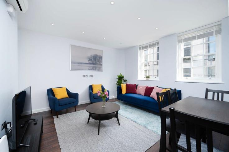 Sala de estar elegantemente projetada com móveis modernos em um apartamento no Building Wardour Street - yourairhost-guesty - 1021678 em City of Westminster, London