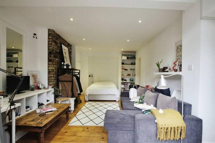 Sala de estar elegantemente projetada com móveis modernos em um apartamento no Building Talgarth Road - yourairhost-guesty - 1021669 em London Borough of Hammersmith and Fulham, London Sala de estar elegantemente projetada com móveis modernos em um apartamento no Building Talgarth Road - yourairhost-guesty - 1021669 em London Borough of Hammersmith and Fulham, London