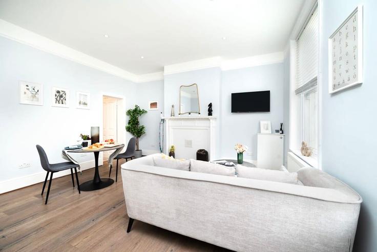 Elegant gestaltetes Wohnzimmer mit moderner Einrichtung in einer Wohnung im Building Goodge Street - yourairhost-guesty - 1021692 - LON in City of Westminster, London