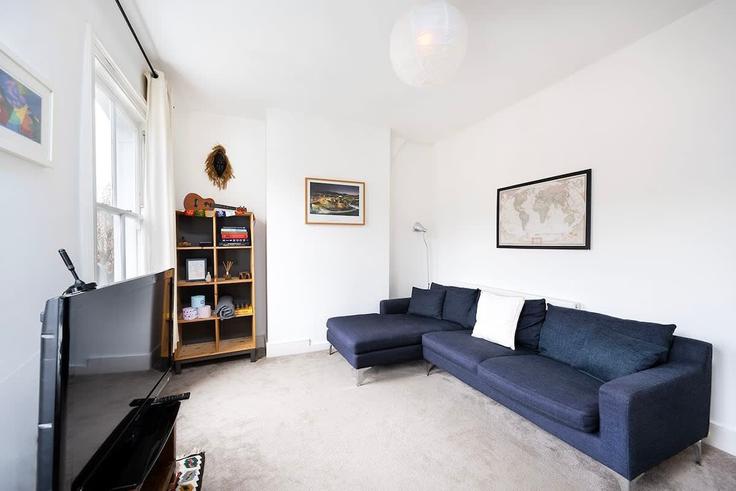 Building Barlborough Street - yourairhost-guesty - 1021732 adresindeki bir dairede modern mobilyalarla zarif bir şekilde tasarlanmış oturma odası London Borough of Lewisham, London Building Barlborough Street - yourairhost-guesty - 1021732 adresindeki bir dairede modern mobilyalarla zarif bir şekilde tasarlanmış oturma odası London Borough of Lewisham, London
