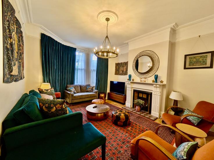 Salle de séjour élégante avec mobilier moderne dans un appartement à Building Lanercost Road - yourairhost-guesty - 1021610 à London Borough of Lambeth, London Salle de séjour élégante avec mobilier moderne dans un appartement à Building Lanercost Road - yourairhost-guesty - 1021610 à London Borough of Lambeth, London