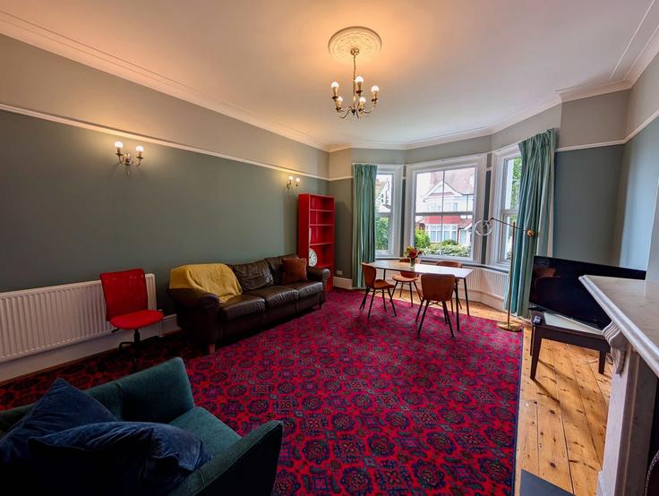 Elegante sala de estar con mobiliario moderno en un apartamento en Building Nower Hill - yourairhost-guesty - 1325651 en London Borough of Harrow, Pinner