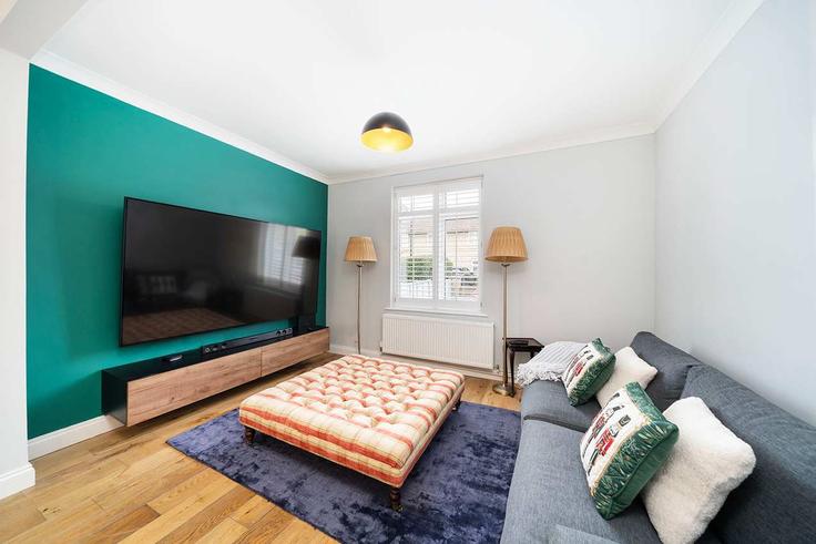 Sala de estar elegantemente projetada com móveis modernos em um apartamento no Building Gravesend Road - yourairhost-guesty - 1340981 em London Borough of Hammersmith and Fulham, London