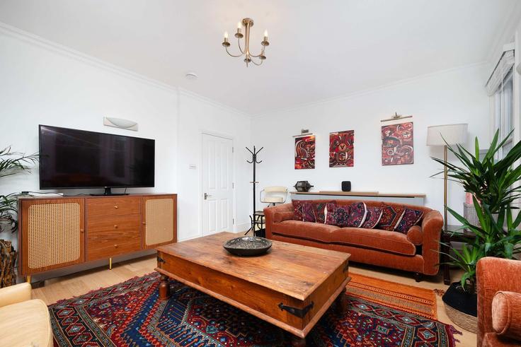 Elegant gestaltetes Wohnzimmer mit moderner Einrichtung in einer Wohnung im Building Askew Crescent - yourairhost-guesty - 1341347 in London Borough of Hammersmith and Fulham, London Elegant gestaltetes Wohnzimmer mit moderner Einrichtung in einer Wohnung im Building Askew Crescent - yourairhost-guesty - 1341347 in London Borough of Hammersmith and Fulham, London