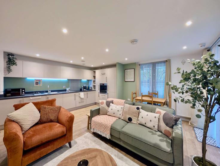 Sala de estar elegantemente projetada com móveis modernos em um apartamento no Building Mill Mead Road - yourairhost-guesty - 1351174 em London Borough of Haringey, London