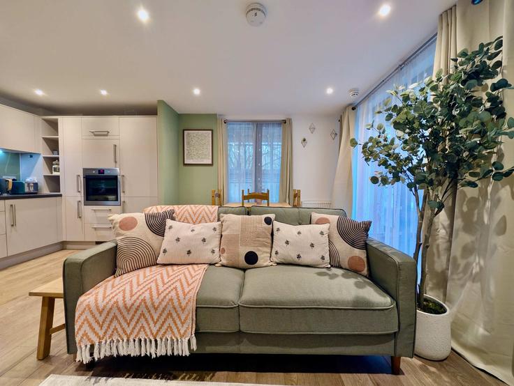 Elegante sala de estar con mobiliario moderno en un apartamento en Building Mill Mead Road - yourairhost-guesty - 1351174 en London Borough of Haringey, London