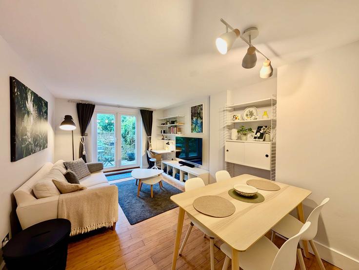 Building Victoria Park Road - yourairhost-guesty - 1419534 adresindeki bir dairede modern mobilyalarla zarif bir şekilde tasarlanmış oturma odası London Borough of Hackney, London