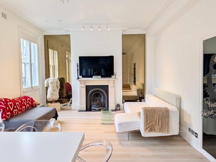 Elegante sala de estar con mobiliario moderno en un apartamento en Building Ennismore Gardens - yourairhost-guesty - 1419535 en City of Westminster, London