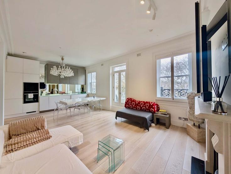 Salle de séjour élégante avec mobilier moderne dans un appartement à Building Ennismore Gardens - yourairhost-guesty - 1419535 à City of Westminster, London