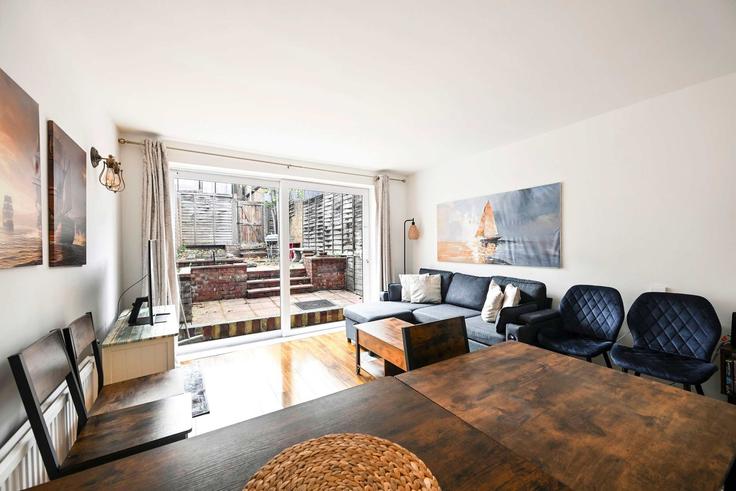Elegante sala de estar con mobiliario moderno en un apartamento en Building Lemmon Road - yourairhost-guesty - 1466150 en Royal Borough of Greenwich, London
