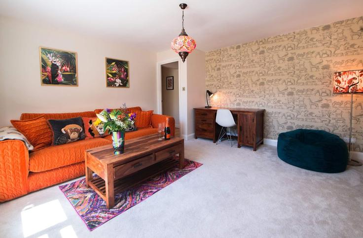 Elegante sala de estar con mobiliario moderno en un apartamento en Building Shooters Hill Road - yourairhost-guesty - 1507558 en Royal Borough of Greenwich, London