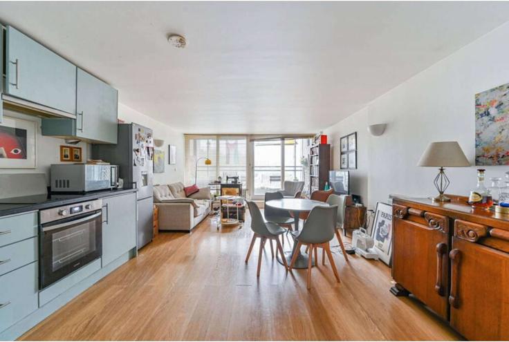 Sala de estar elegantemente projetada com móveis modernos em um apartamento no Building Hales Street - yourairhost-guesty - 1520141 em London Borough of Lewisham, London