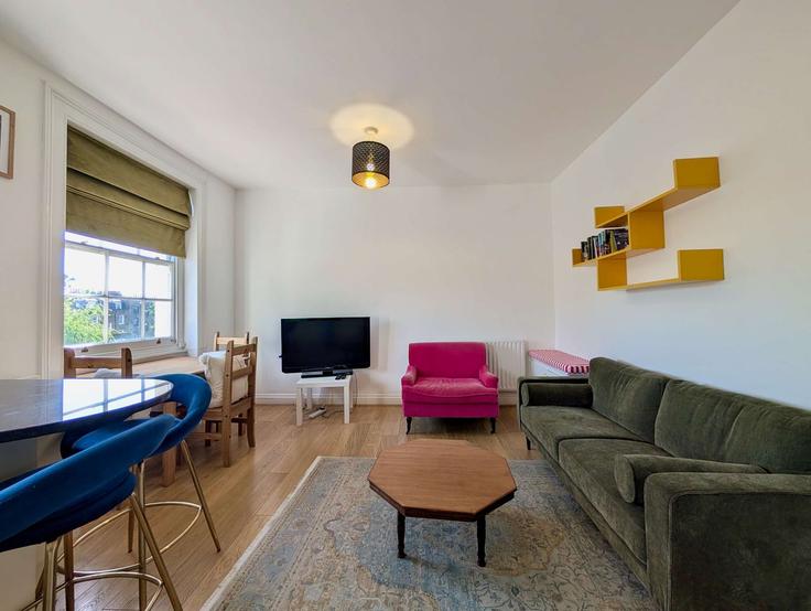 Elegant gestaltetes Wohnzimmer mit moderner Einrichtung in einer Wohnung im Building Cruikshank Street - yourairhost-guesty - 1579893 in London Borough of Islington, London Elegant gestaltetes Wohnzimmer mit moderner Einrichtung in einer Wohnung im Building Cruikshank Street - yourairhost-guesty - 1579893 in London Borough of Islington, London