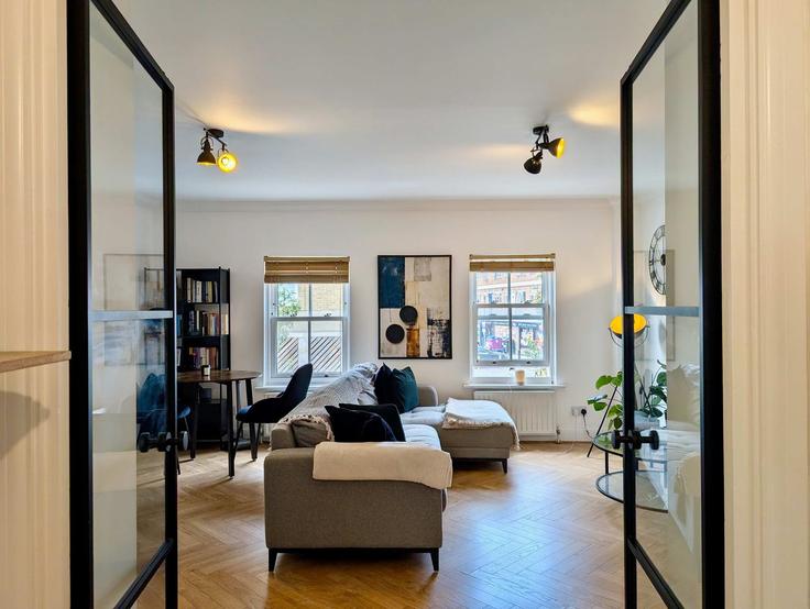 Elegante sala de estar con mobiliario moderno en un apartamento en Building Bow Common Lane - yourairhost-guesty - 1584096 en London Borough of Tower Hamlets, London