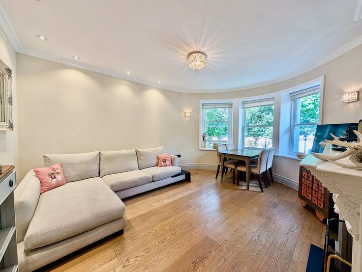 Royal Borough of Kensington and Chelsea, London에 위치한 Building Ladbroke Grove - yourairhost-guesty - 1597657 유닛의 세련된 인테리어가 돋보이는 거실 Royal Borough of Kensington and Chelsea, London에 위치한 Building Ladbroke Grove - yourairhost-guesty - 1597657 유닛의 세련된 인테리어가 돋보이는 거실