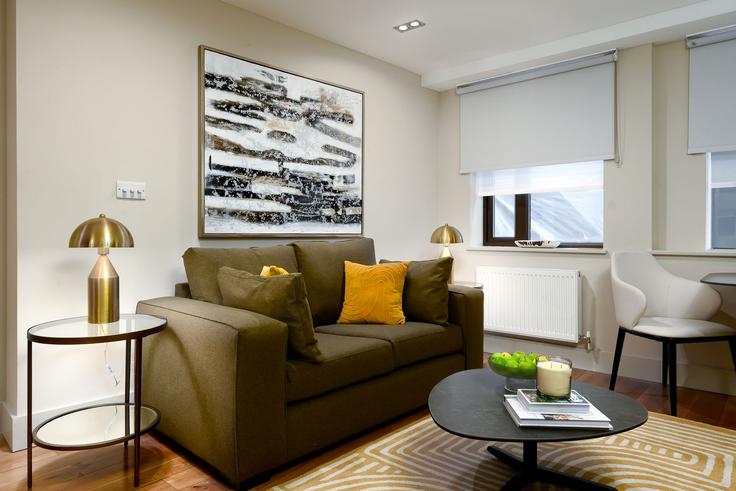 London City of LondonのBuilding Lovat Lane - yourapartment - 1261187 - LONのアパートメントにある、モダンな家具を備えたエレガントなデザインのリビングルーム London City of LondonのBuilding Lovat Lane - yourapartment - 1261187 - LONのアパートメントにある、モダンな家具を備えたエレガントなデザインのリビングルーム