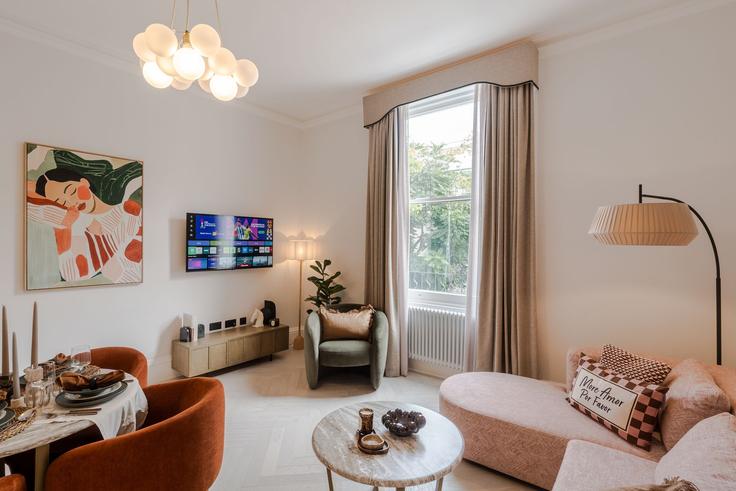 Elegante sala de estar con mobiliario moderno en un apartamento en Building Pembridge Gardens - yourapartment - 1631894 en City of Westminster, London Elegante sala de estar con mobiliario moderno en un apartamento en Building Pembridge Gardens - yourapartment - 1631894 en City of Westminster, London