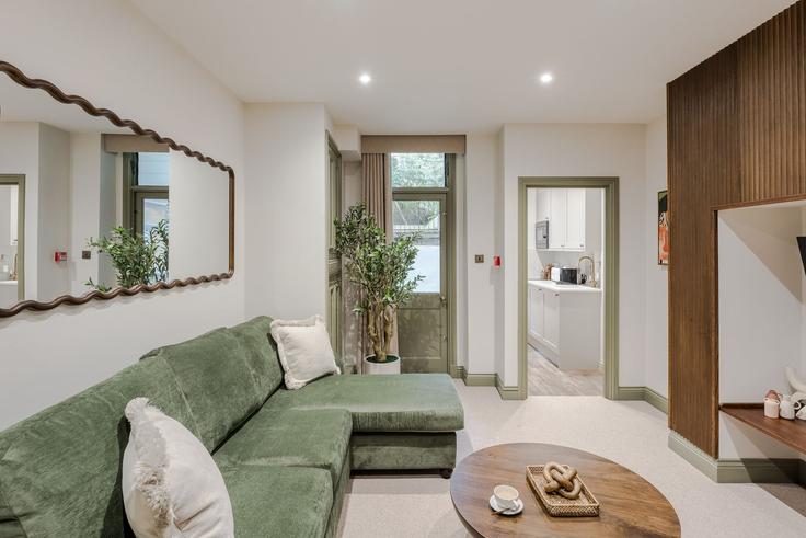 Elegant gestaltetes Wohnzimmer mit moderner Einrichtung in einer Wohnung im Building Nevern Road - yourapartment - 1565979 in Royal Borough of Kensington and Chelsea, London Elegant gestaltetes Wohnzimmer mit moderner Einrichtung in einer Wohnung im Building Nevern Road - yourapartment - 1565979 in Royal Borough of Kensington and Chelsea, London