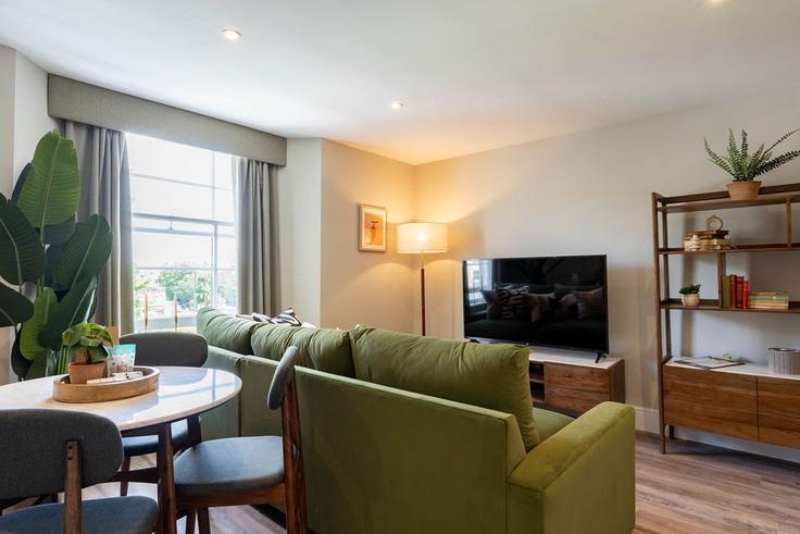 Bristol BristolのBuilding Whiteladies Road - yourapartment - 1032414 - LONのアパートメントにある、モダンな家具を備えたエレガントなデザインのリビングルーム
