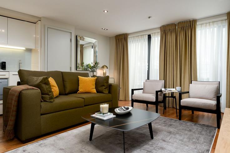 City of London, London에 위치한 Building Lovat Lane - yourapartment - 1261183 - LON 유닛의 세련된 인테리어가 돋보이는 거실 City of London, London에 위치한 Building Lovat Lane - yourapartment - 1261183 - LON 유닛의 세련된 인테리어가 돋보이는 거실