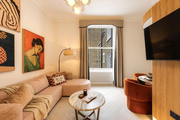 London City of WestminsterのBuilding Pembridge Gardens - yourapartment - 1296999 - LONのアパートメントにある、モダンな家具を備えたエレガントなデザインのリビングルーム
