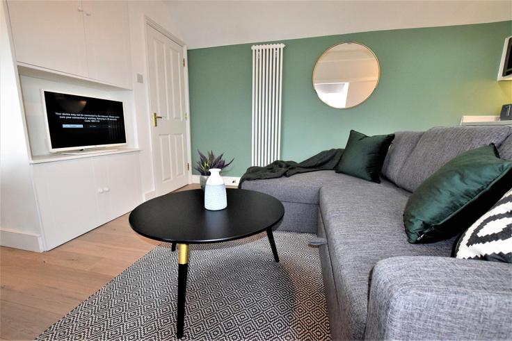 Bristol BristolのBuilding Triangle West - yourapartment - 1032376 - LONのアパートメントにある、モダンな家具を備えたエレガントなデザインのリビングルーム Bristol BristolのBuilding Triangle West - yourapartment - 1032376 - LONのアパートメントにある、モダンな家具を備えたエレガントなデザインのリビングルーム