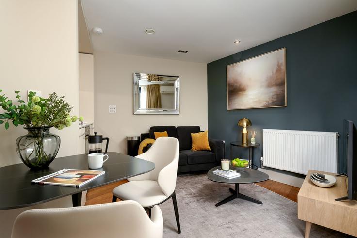 London City of LondonのBuilding Lovat Lane - yourapartment - 1261188 - LONのアパートメントにある、モダンな家具を備えたエレガントなデザインのリビングルーム